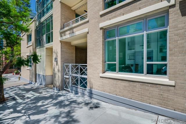 850 Beech St, San Diego CA: https://media.crmls.org/mediaz/1a7bcd66-09e5-47e8-b0b5-45baa90b1634.jpg