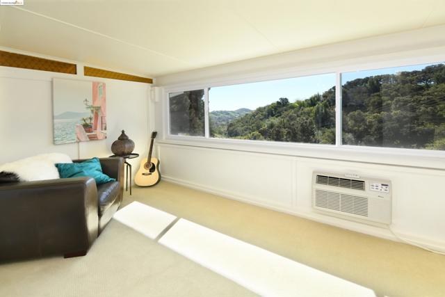 1910 Skycrest Dr, Walnut Creek CA: https://media.crmls.org/mediaz/1a7ceb01-6e56-48d4-8524-b5f4cb67aa98.jpg
