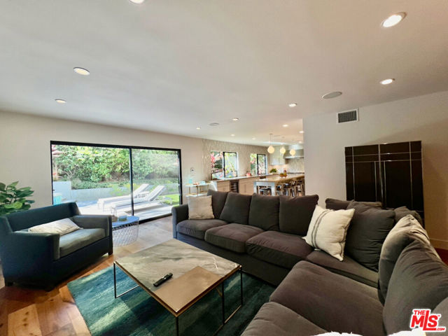 6435 Innsdale Drive, Los Angeles CA: https://media.crmls.org/mediaz/1a7dac0b-1620-42d0-b8e0-33824f7e2e28.jpg