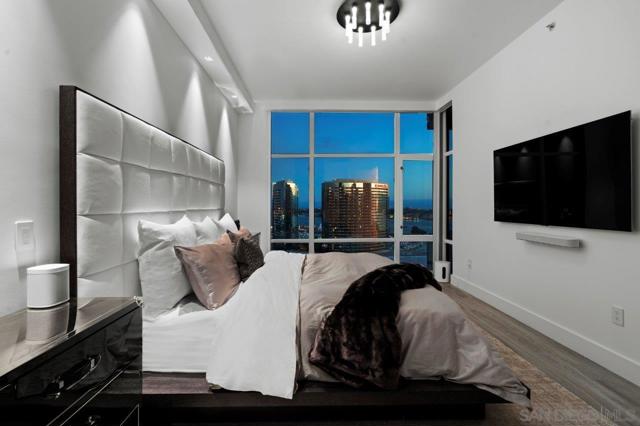 550 Front Street, San Diego CA: https://media.crmls.org/mediaz/1a802f30-79a8-4769-b1d2-c5cab35b48be.jpg