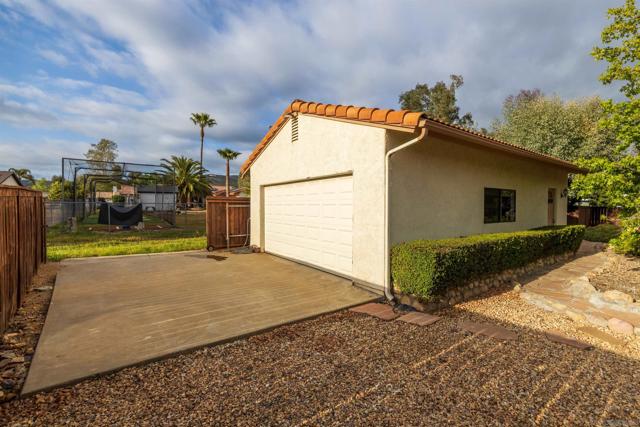 23540 Oriente Way, Ramona CA: https://media.crmls.org/mediaz/1a80b845-2495-47b2-849a-b48b25ee11e1.jpg