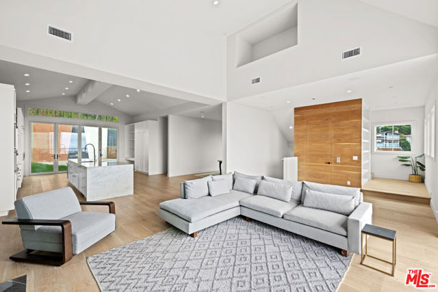 1324 Monument Street, Pacific Palisades CA: https://media.crmls.org/mediaz/1a80bc54-76c5-41d8-a28a-0124460c9345.jpg