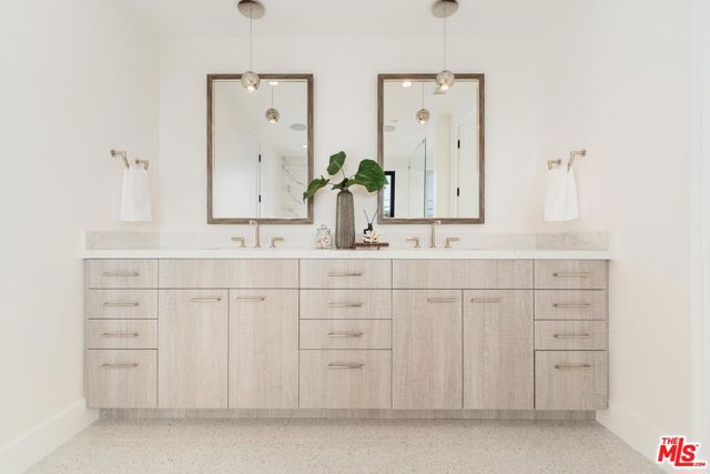 1213 Pine Street, Santa Monica CA: https://media.crmls.org/mediaz/1a81c2f9-398a-437e-9d04-9f200940f93d.jpg