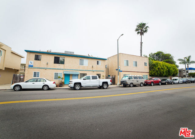 2400 Pacific Avenue, Venice CA: https://media.crmls.org/mediaz/1a8251ec-f933-4648-b818-a14a8a38032b.jpg