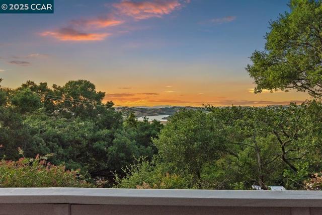 357 El Toyonal, Orinda CA: https://media.crmls.org/mediaz/1a8279d8-8db9-4bf6-b2e3-14deaadeb232.jpg