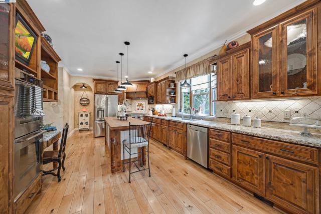 6745 Alisal St, Pleasanton CA: https://media.crmls.org/mediaz/1a834c08-80a7-4b1b-acb6-5f50baf3da19.jpg