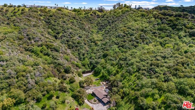 3476 Mandeville Canyon Road, Los Angeles CA: https://media.crmls.org/mediaz/1a836d8b-4a0a-4840-a588-089609420194.jpg