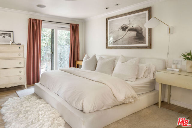 554 Mountain Green Drive, Calabasas CA: https://media.crmls.org/mediaz/1a83f51a-292d-48f5-99e1-39926a5bde5c.jpg