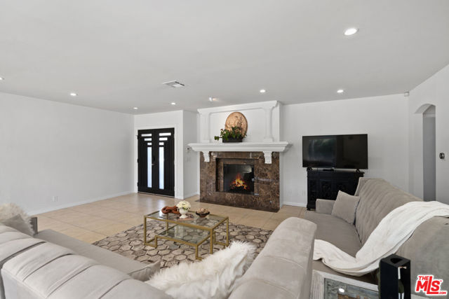 5159 Sophia Avenue, Encino CA: https://media.crmls.org/mediaz/1a83ff51-27f2-4ffa-8755-4b844175e9b3.jpg