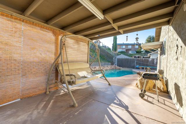 8546 Blanco Terrace, El Cajon CA: https://media.crmls.org/mediaz/1a84dd0d-967a-4440-a215-98990e555cc7.jpg