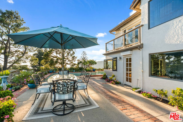 23255 W Paloma Blanca Drive, Malibu CA: https://media.crmls.org/mediaz/1a854f9f-a18f-4a65-95df-fdc2a7fae8f1.jpg