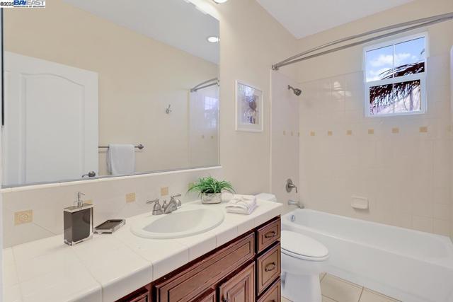 1037 Sunset Creek Ln, Pleasanton CA: https://media.crmls.org/mediaz/1a85f365-b687-40b2-b11f-1ea4b41696a6.jpg