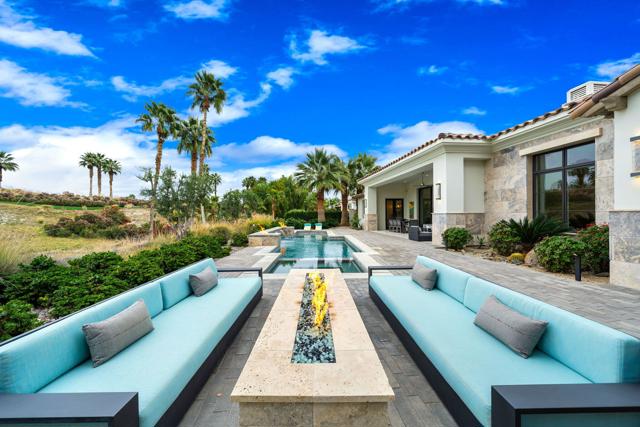 80840 Via Portofino, La Quinta CA: https://media.crmls.org/mediaz/1a861754-bbff-4d68-bed5-8491c2ff863e.jpg