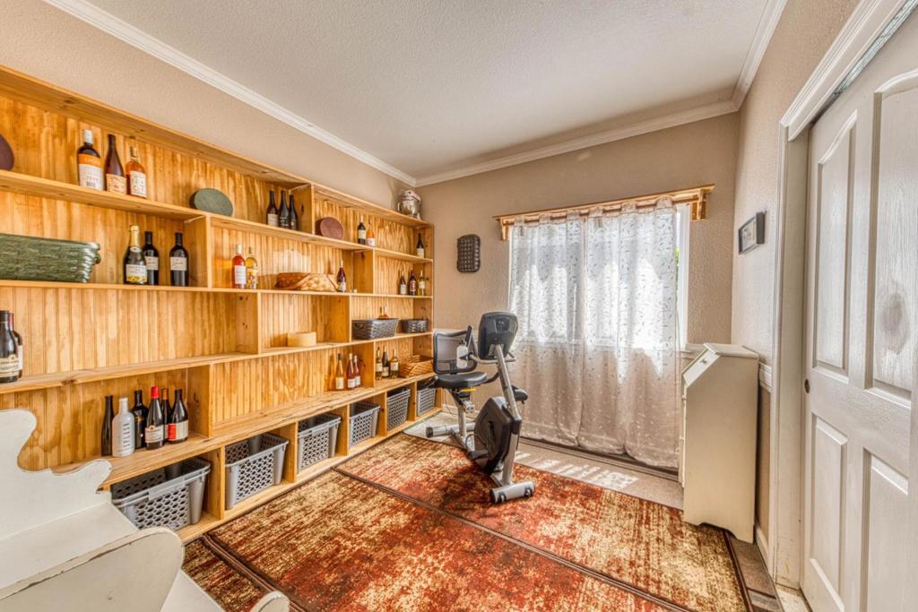 https://media.crmls.org/mediaz/1a864037-1d94-4de0-87af-b32ba745815c.jpg?preset=X-Large