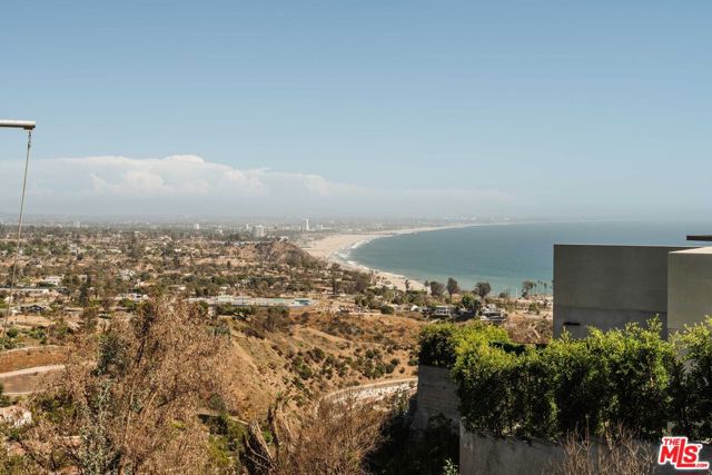 770 Paseo Miramar, Pacific Palisades CA: https://media.crmls.org/mediaz/1a872148-95da-459c-9686-9ef3e9690ae8.jpg