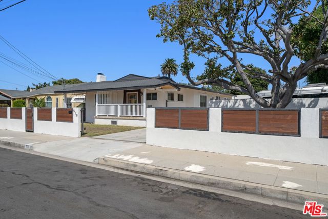 519 W Elm Avenue, Inglewood CA: https://media.crmls.org/mediaz/1a873d33-7851-47b3-b4ab-602c75f5d144.jpg
