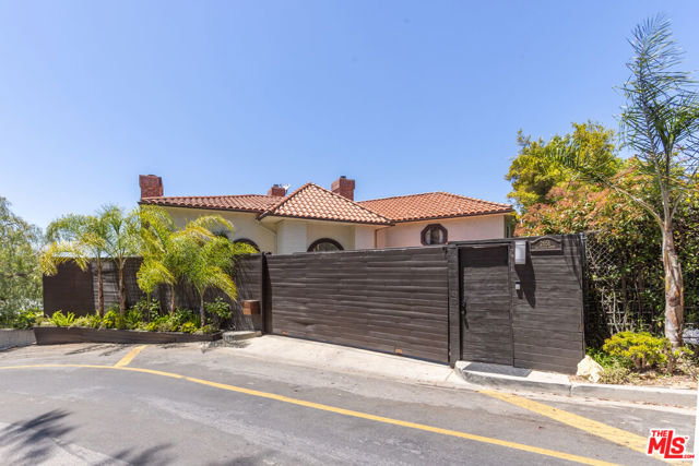 2651 La Cuesta Drive, Los Angeles CA: https://media.crmls.org/mediaz/1a87aa34-7940-4442-959b-fa94dfd84096.jpg
