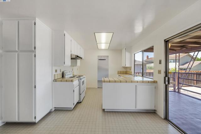 1849 Springsong Dr, San Jose CA: https://media.crmls.org/mediaz/1a88a927-992a-4998-b465-9c2087d262bb.jpg