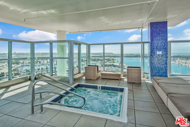 13700 Marina Pointe Drive, Marina del Rey CA: https://media.crmls.org/mediaz/1a89c559-63cc-48d3-8d5f-e6776175d187.jpg