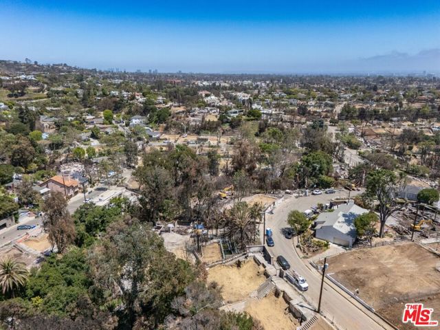 16521 Las Casas Place, Pacific Palisades CA: https://media.crmls.org/mediaz/1a8b6bdf-1359-4e0a-aef0-24fe9d9891ad.jpg