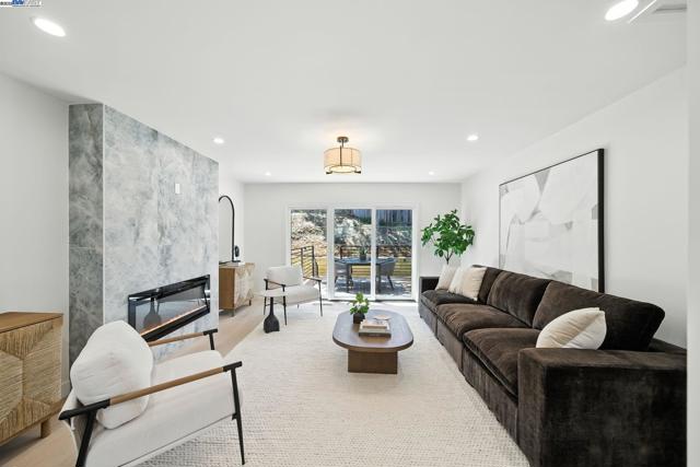 4253 Mirador Dr, Pleasanton CA: https://media.crmls.org/mediaz/1a8bbcd0-f771-4b0b-8385-edbb4942c112.jpg