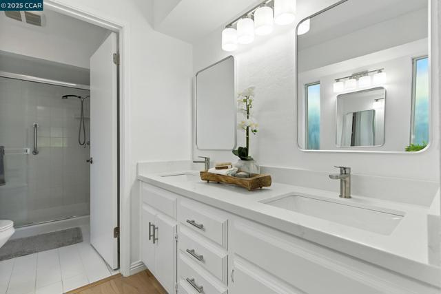 1725 Spyglass Ln, Moraga CA: https://media.crmls.org/mediaz/1a8c5d0e-a34a-411d-890f-60d70ddf48a9.jpg