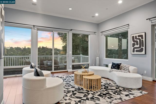 102 Barbara Rd, Orinda CA: https://media.crmls.org/mediaz/1a8c7d6f-7d88-437b-be10-2b0490220959.jpg