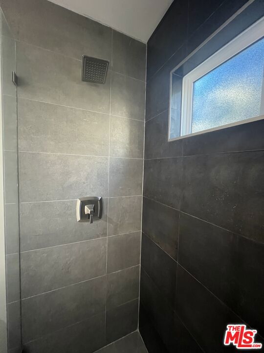 1282 1/2 S Highland Avenue, Los Angeles CA: https://media.crmls.org/mediaz/1a8c8a17-93ea-4eb2-8f46-b1bbb08de530.jpg
