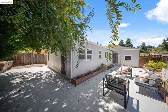 18628 Madison Ave, Castro Valley CA: https://media.crmls.org/mediaz/1a8d16df-d2dd-44a7-a3f2-64015e59bf19.jpg