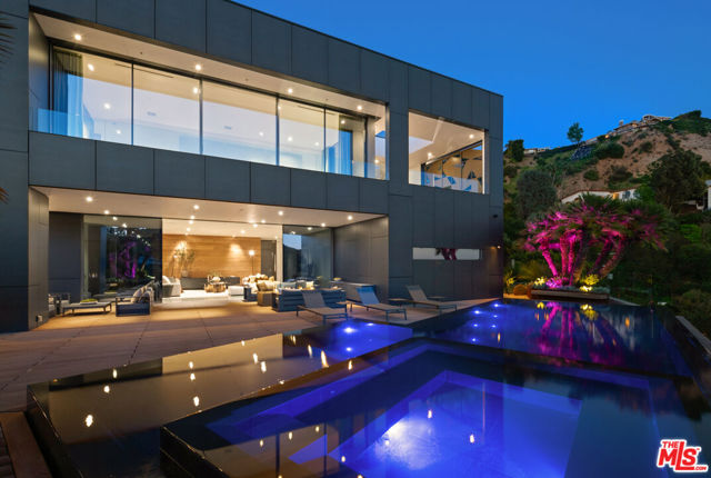 2341 Gloaming Way, Beverly Hills CA: https://media.crmls.org/mediaz/1a8d7f81-22c2-416c-a9c1-f24414045165.jpg