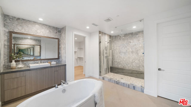 11782 N Hillsborough Lane, Porter Ranch CA: https://media.crmls.org/mediaz/1a8dd70d-4ec1-4ae5-ab8f-aa486855a616.jpg