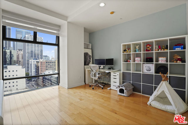 801 S Grand Avenue, Los Angeles CA: https://media.crmls.org/mediaz/1a8e742f-26a7-488f-b545-2c14555dc33d.jpg