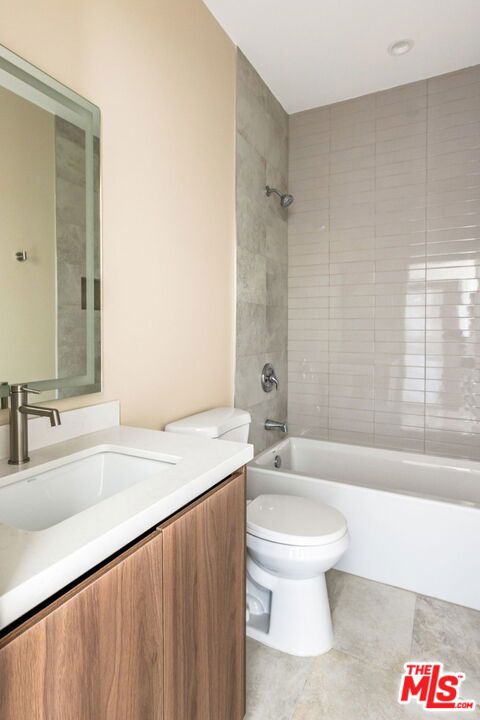 4905 1/2 W St. Elmo Drive, Los Angeles CA: https://media.crmls.org/mediaz/1a8ec4b9-cd15-487b-8575-66e52a39059c.jpg