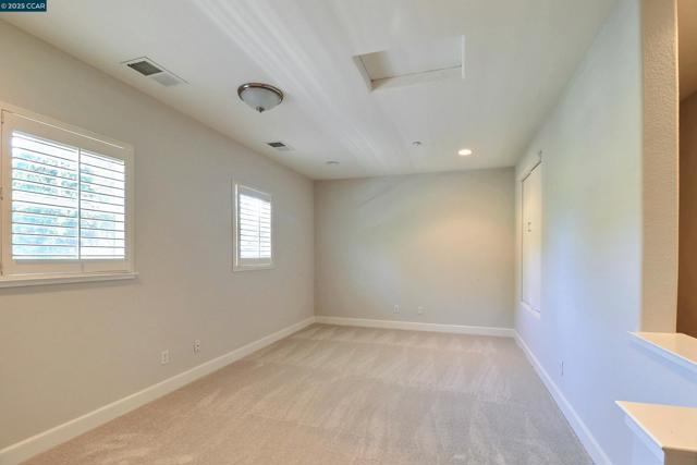 136 Sugarloaf Ct, Alamo CA: https://media.crmls.org/mediaz/1a8ecf45-7c44-41df-aa81-078524806c0f.jpg