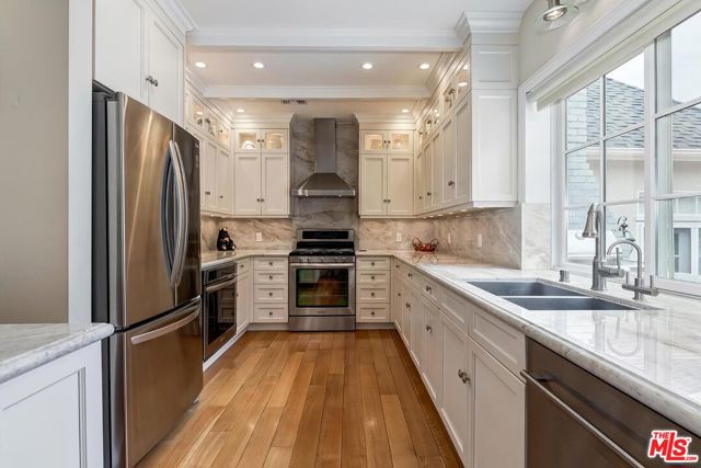 10798 Weyburn Avenue, Los Angeles CA: https://media.crmls.org/mediaz/1a8f9d85-32d6-4fc8-974d-db3192851afb.jpg