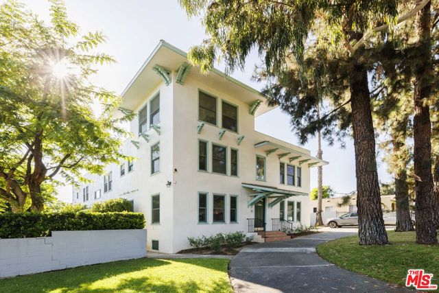 2191 El Sereno Avenue, Altadena CA: https://media.crmls.org/mediaz/1a90a66f-dda3-4ba5-a913-6566a7d7a920.jpg