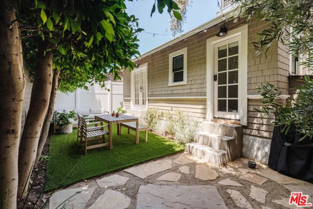 224 San Juan Avenue, Venice CA: https://media.crmls.org/mediaz/1a90f244-c487-4e74-99b9-832186d620c2.jpg