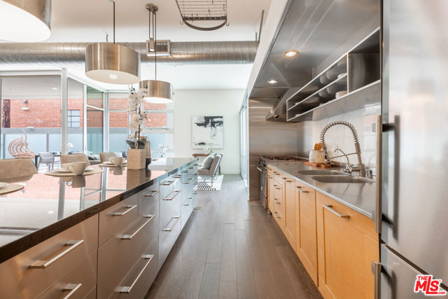 4080 Glencoe Avenue, Marina del Rey CA: https://media.crmls.org/mediaz/1a9151f9-b240-4498-8951-99a47212e387.jpg