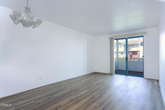 865 S B Street, Oxnard CA: https://media.crmls.org/mediaz/1a91904c-6371-4476-82a8-daefe3750a4d.jpg
