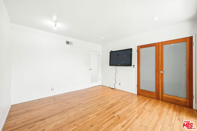 1317 Devlin Drive, Los Angeles CA: https://media.crmls.org/mediaz/1a9309d3-5fae-4e90-b036-fbddc42cbe1b.jpg