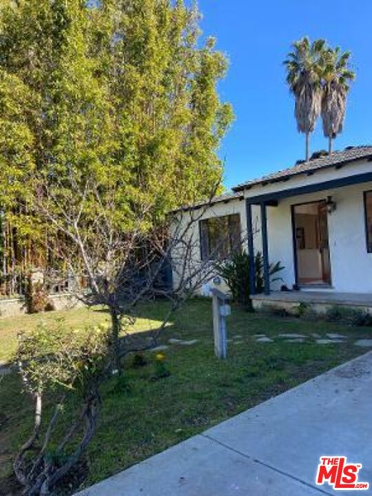 1022 AMOROSO Place Venice, California Welcome home to your 1947 Mid-Century 3 bedroom, 1 bathroom with Brand New 2022 Kitchen and Bathroom! Just completed, Beautiful, Modern and all White w/ New Stunning Re-surfaced Original wood floors. An Open Kitchen/Living floor plan with Large Marble Island and extra storage + Brand New Whirlpool Stainless appliances, including a 5 burner self cleaning double-oven and side by side Refrigerator with Ice maker. New Vinyl Double pane windows throughout and New stackable washer/dryer. A Large Sunny lot, for year-round entertaining or walk to fine dining and entertainment on Lincoln Blvd . Minutes to Abbot Kinney, Beaches and everything Amazing Venice has to offer.