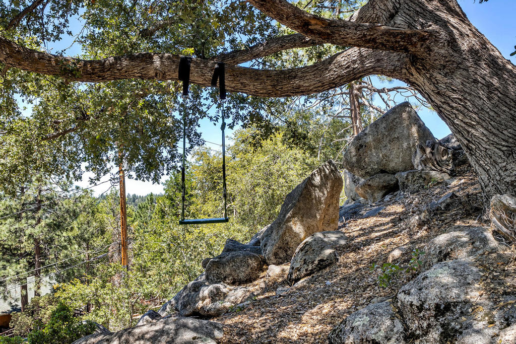 https://media.crmls.org/mediaz/1a959abc-a6e8-4778-8584-6957a28bc60e.jpg?preset=X-Large