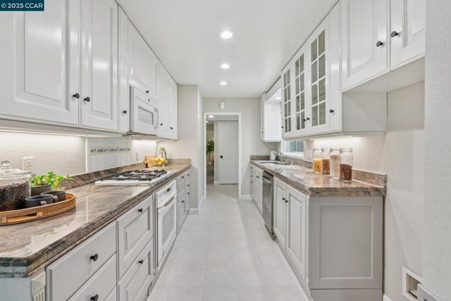 8 Southwaite Ct, Orinda CA: https://media.crmls.org/mediaz/1a9642b4-5a72-44d2-aeb6-3af0b075db49.jpg