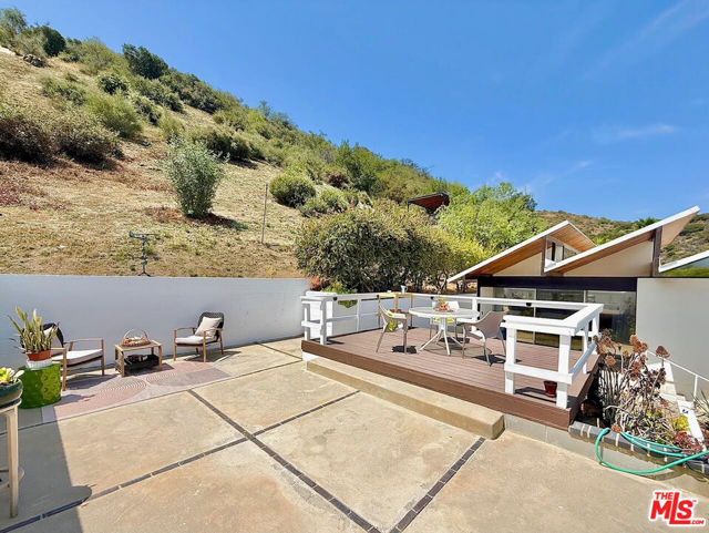 8554 Day Street, Sunland CA: https://media.crmls.org/mediaz/1a970dbb-568e-4b4f-9b47-0b08df7c99f3.jpg