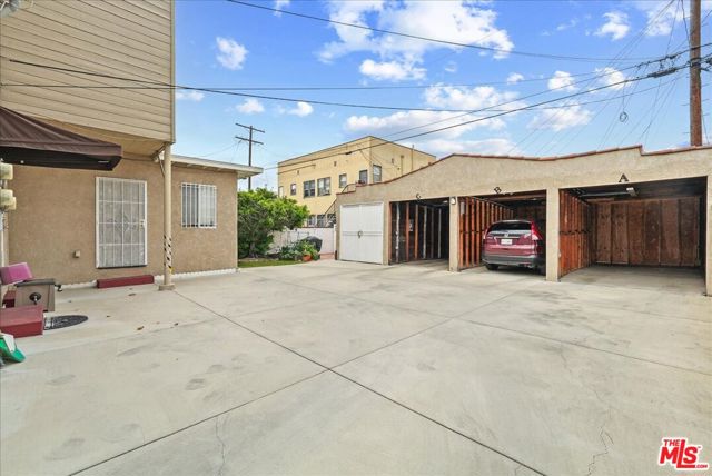 2818 S Bronson Avenue, Los Angeles CA: https://media.crmls.org/mediaz/1a98175b-85ef-4666-bbd1-e4e7935f36eb.jpg