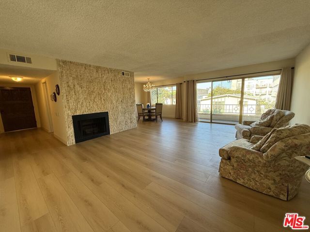 910 S Holt Avenue, Los Angeles CA: https://media.crmls.org/mediaz/1a983a3c-d4a6-4c67-a20d-34232e862d3c.jpg