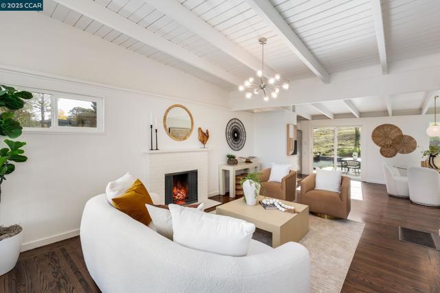 3337 S Lucille Ln, Lafayette CA: https://media.crmls.org/mediaz/1a9859da-a1a5-4bdf-976d-665653786f26.jpg