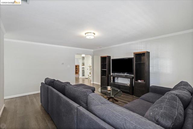 Image 6 of 40 For 79 Panoramic Avenue