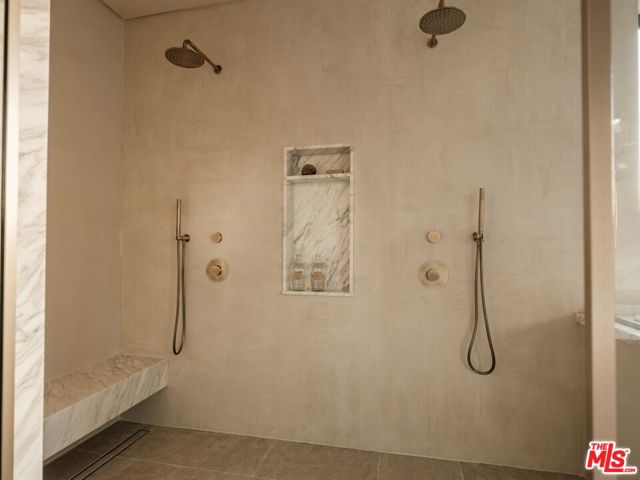 Image 34 of 69 For 11746 Blix Street