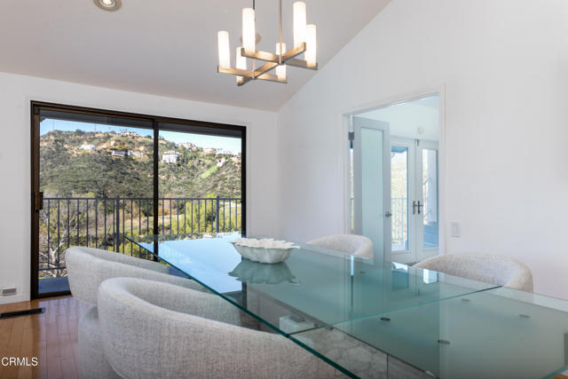 Detail Gallery Image 2 of 36 For 363 Patrician Way, Pasadena,  CA 91105 - 3 Beds | 3/1 Baths